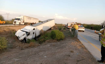 Se accidenta tráiler con 130 migrantes en la carretera México-Nogales