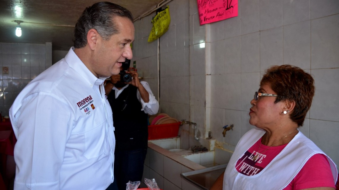 Locatarios del mercado 18 de Marzo con Adrián Oseguera