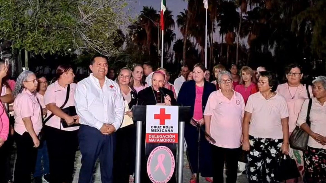 Cruz roja se ilumina de Rosa contra el cáncer de mama