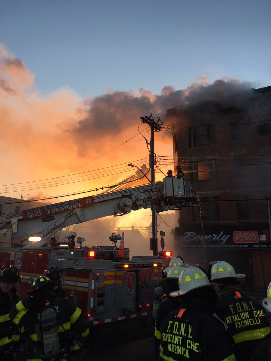 Un nuevo incendio despierta al Bronx, Nueva York 