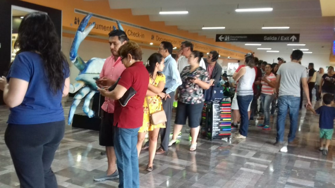 Inasistencia de funcionarios de casilla genera largas filas en casilla especial del aeropuerto de Tampico
