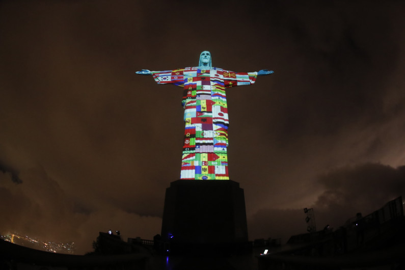 Cristo redentor se pinta con las banderas del mundo frente a coronavirus