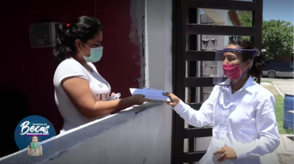 Entrega Municipio tarjetas de Becas hasta domicilio de estudiantes 