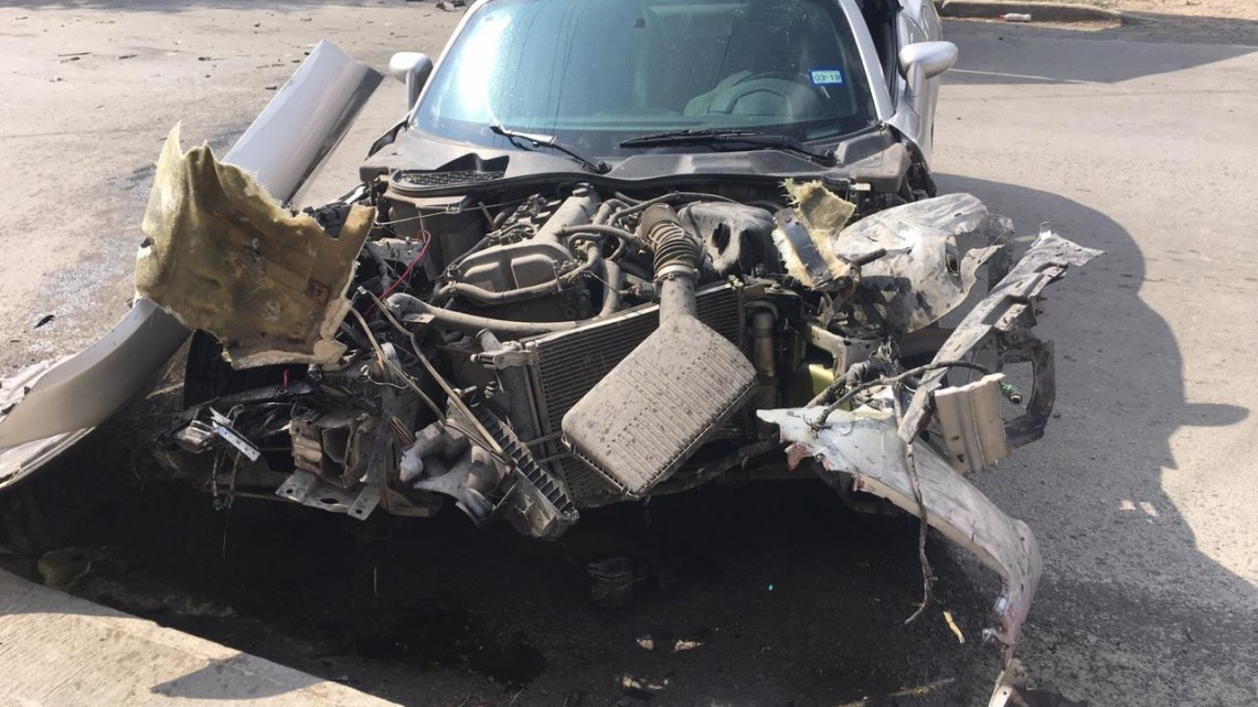 Acelerado joven destruye su auto deportivo
