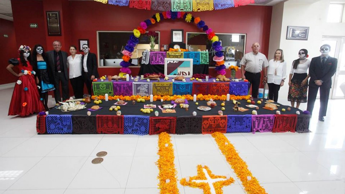 Pdta. del DIF realiza recorrido de altares