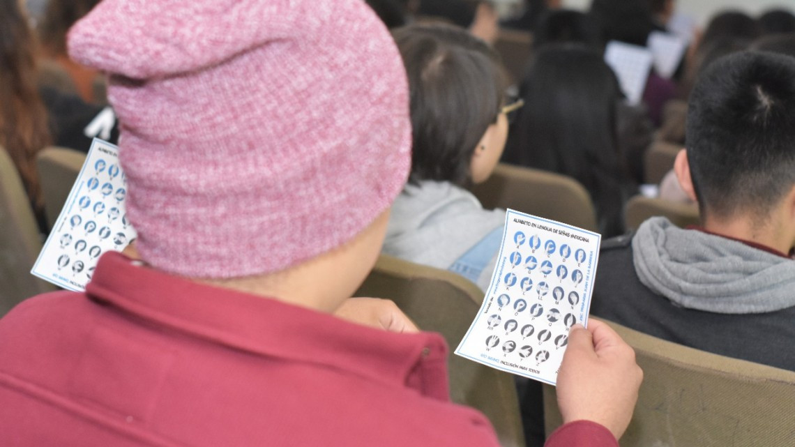 Imparten curso de lenguaje de señas en escuelas preparatorias