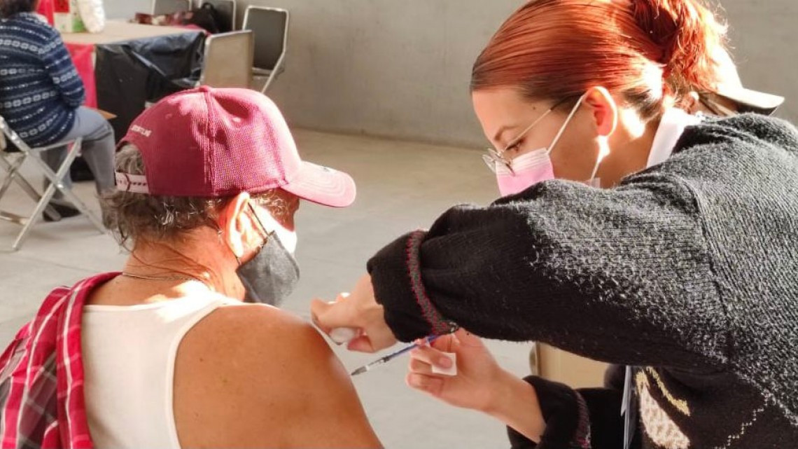 Aplican tercera dosis contra COVID-19 a adultos mayores en Victoria 