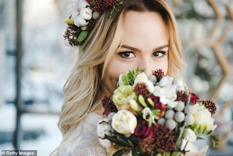 Novia es criticada por no querer a su mejor amiga de dama de honor por su dentadura