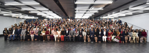 Sostiene AMLO reunión con diputados de MORENA