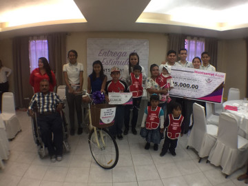 Entrega diputada apoyos a estudiantes y personas discapacitadas