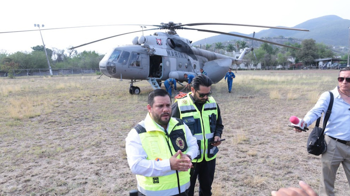 Inicia helicóptero de SEMAR combate a incendio en Cañón del Novillo