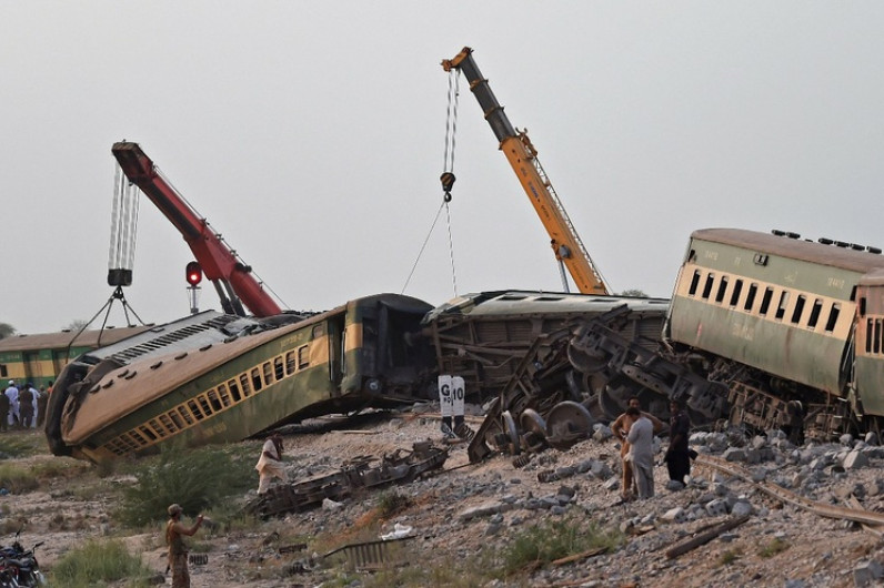 Descarrilamiento de tren en Pakistán deja al menos 30 muertos