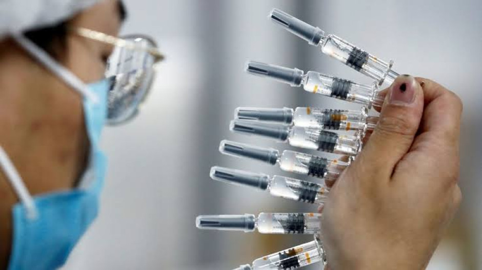 Expertos en Estados Unidos recomiendan continuara aplicación de vacuna anticovid J&J