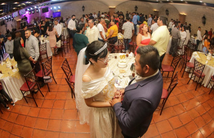 Reciben acta de matrimonio 140 parejas de campaña de matrimonios colectivos 