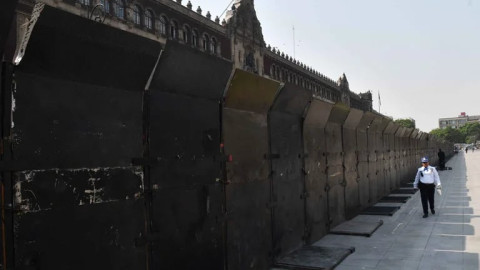 AMLO justifica las vallas metálicas en el Zócalo: 'es para prevenir el acoso'