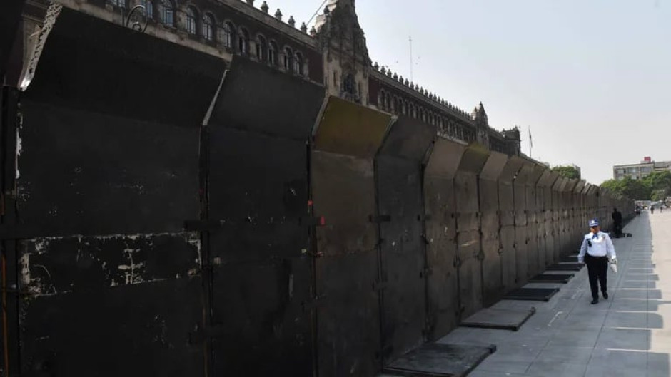AMLO justifica las vallas metálicas en el Zócalo: 'es para prevenir el acoso'