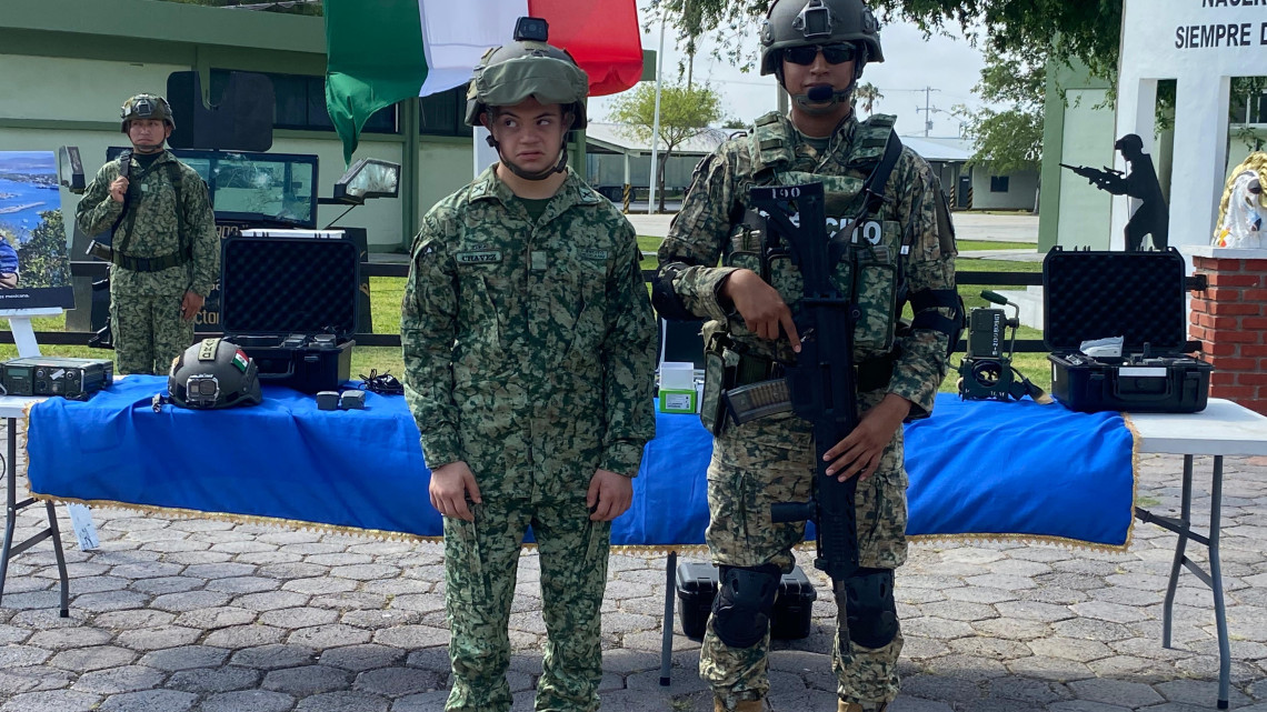 Es Gustavo soldado por un día 