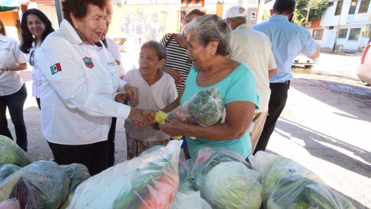 Beneficia Ayuntamiento a habitantes de la colonia Nacional