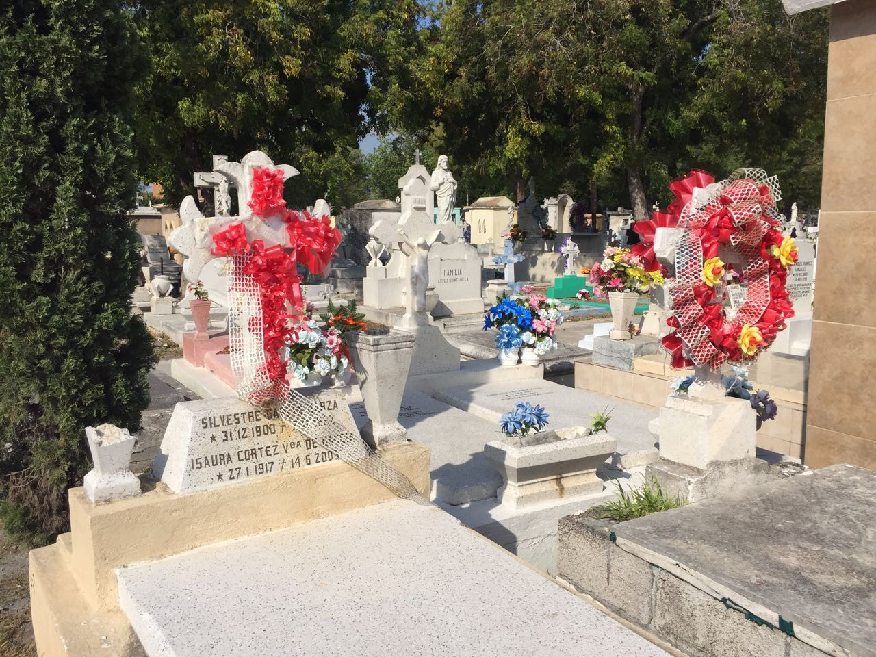 Cientos de personas visitan el panteón los tomates
