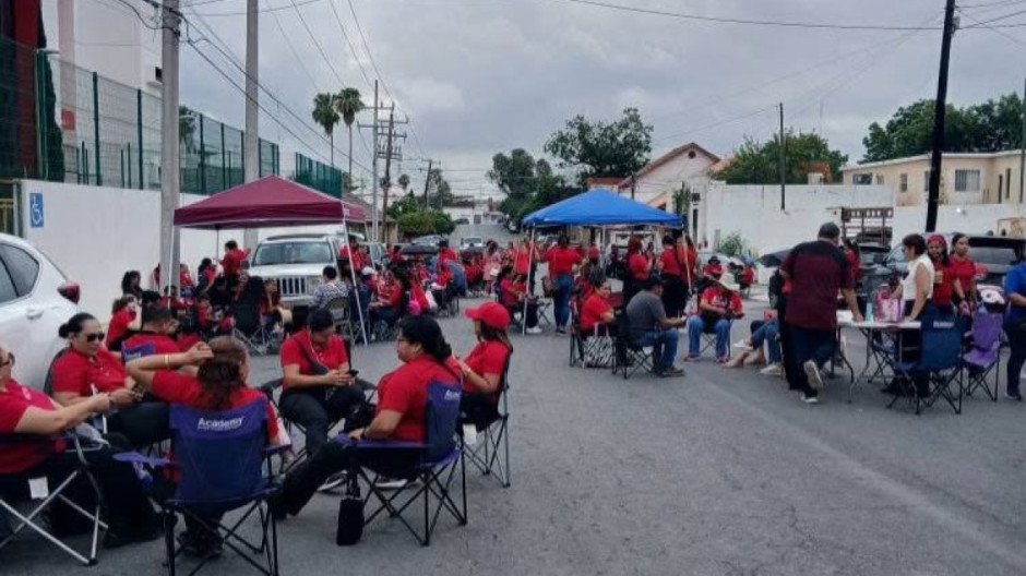 Docentes realizan plantón; exigen eliminación a Ley del ISSSTE