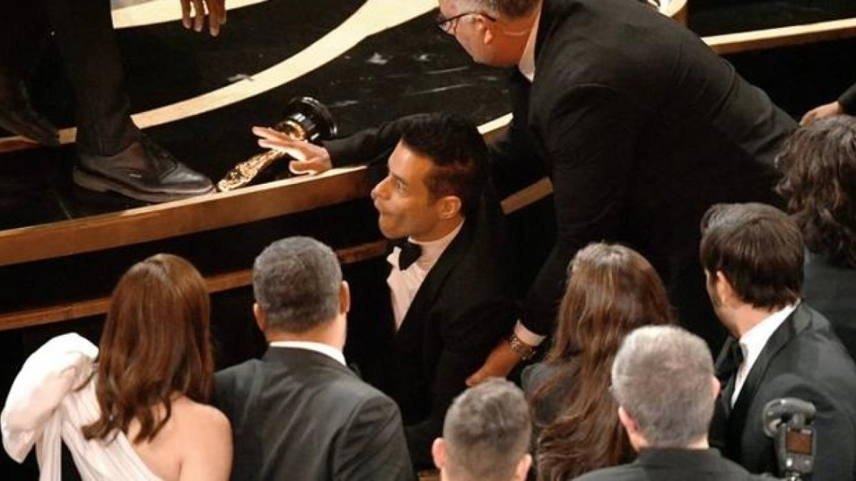  Rami Malek se cae al terminar la ceremonia de los Oscar 
