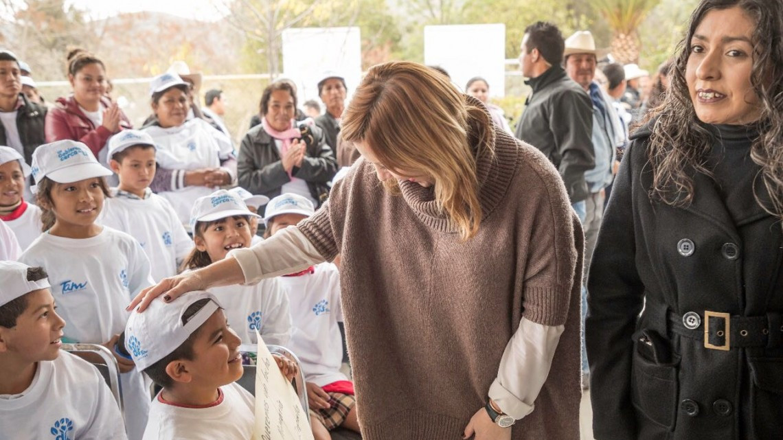 Entrega DIF techumbre y bancas en albergue escolar