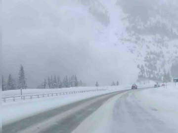 Graban aterradora avalancha sepultando autopista en Colorado