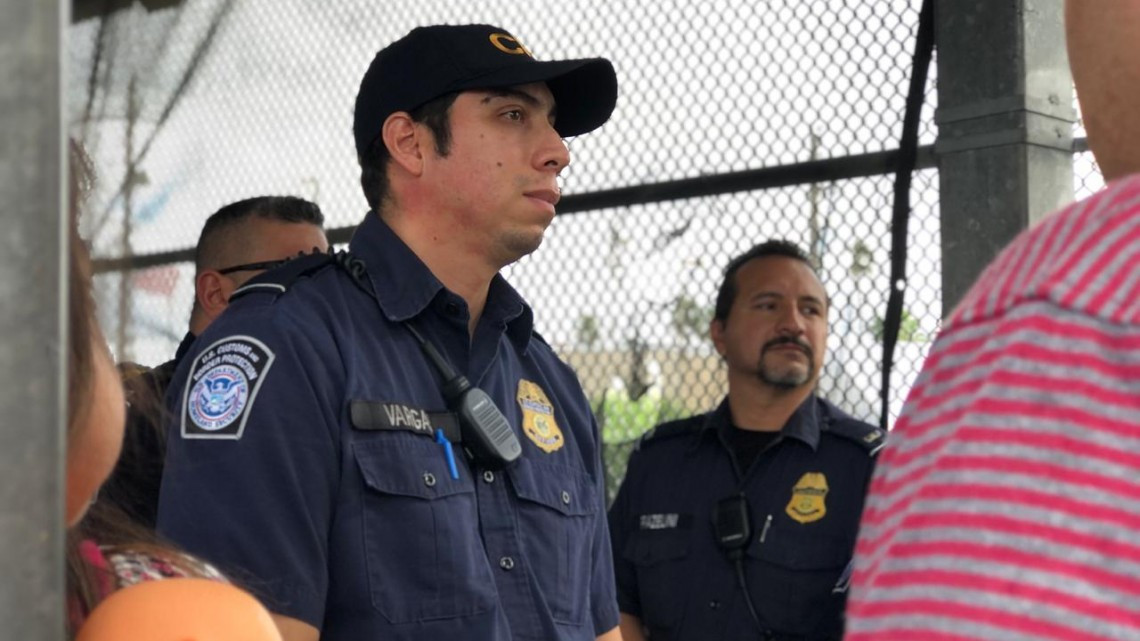 Visita del candidato demócrata provoca caos en el puente internacional