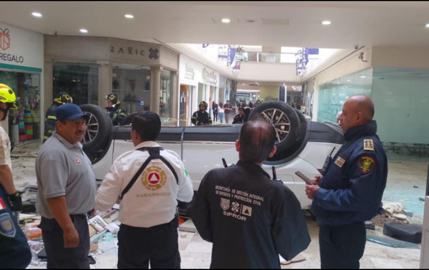 Auto cae desde tercer piso en Plaza Lilas en la CDMX