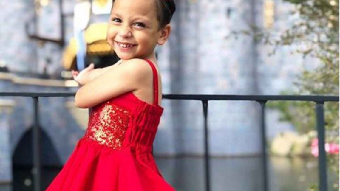 Cumple deseo de su hijo y lo viste de princesa