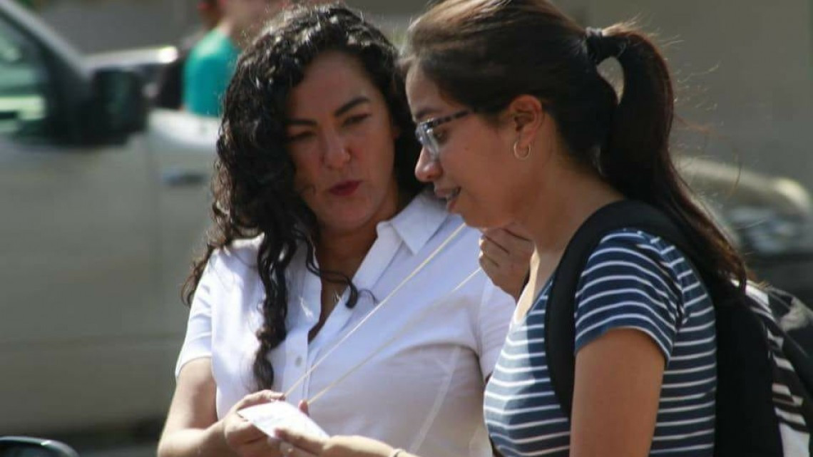 Diputada federal entrega silbatos de alerta a mujeres