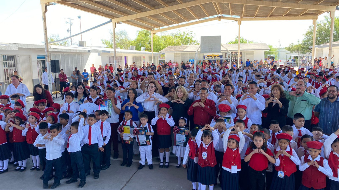 Reciben estudiantes mochilas y útiles en el primer día de clases