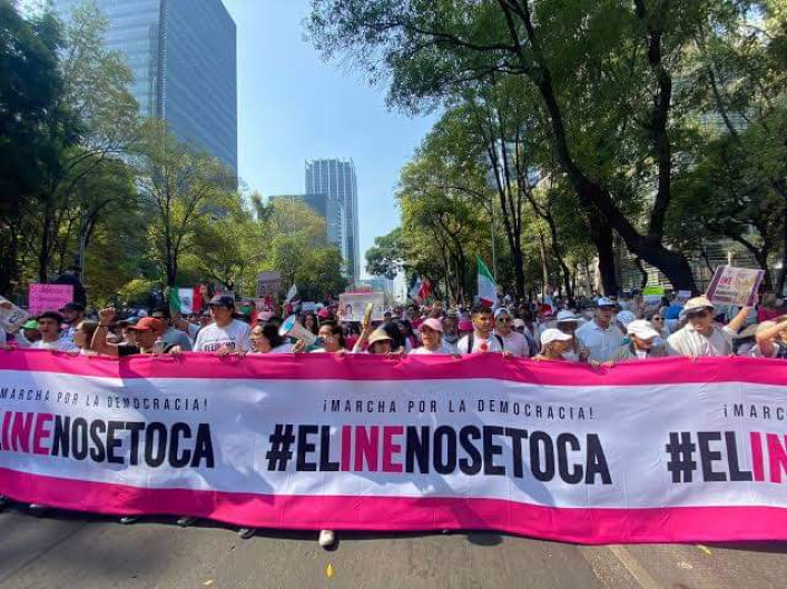 Marchan en el Zócalo para defender permanencia del INE