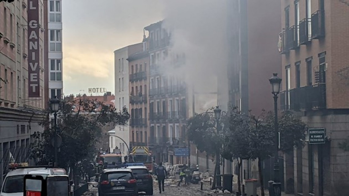 Fuerte explosión derrumba parte de un edificio en el centro de Madrid 
