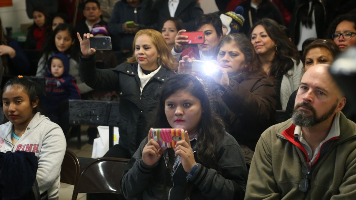 Convive Maki Ortiz con alumnos con discapacidad oral y auditiva