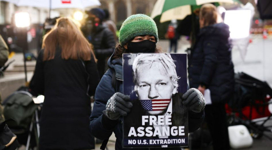 Tribunal británico niega la extradición de Assange a EU por temor a que se suicide