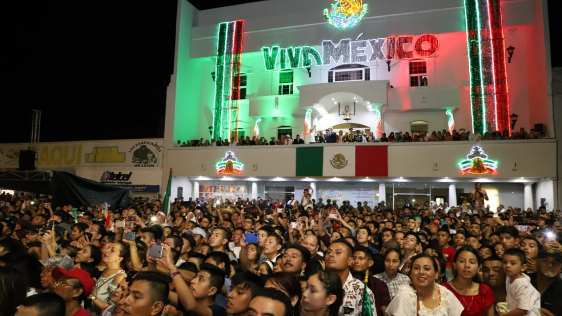 17 mil personas dan el Grito de Independencia con Maki Ortiz