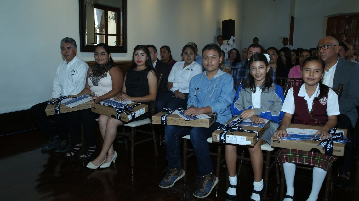 Premian a los ganadores del XXIV Concurso Nacional de Dibujo y Pintura