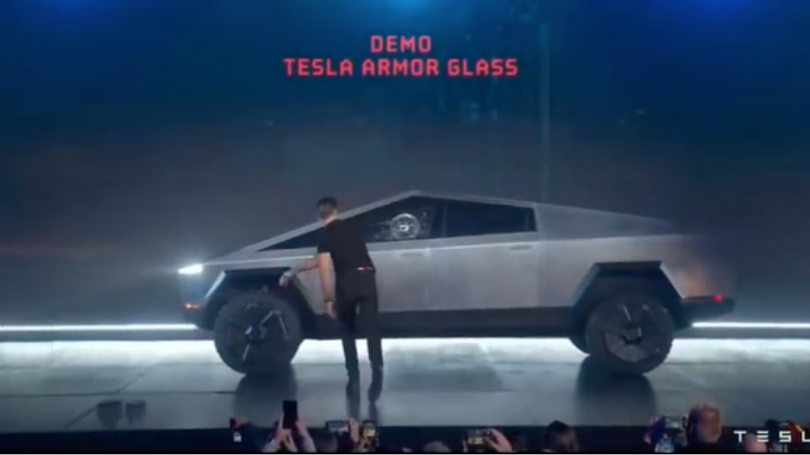 Rompen el "vidrio blindado" del Cybertruck durante su presentación