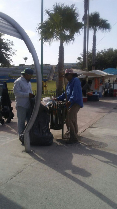 Limpian cuadrillas municipales paraderos del transporte