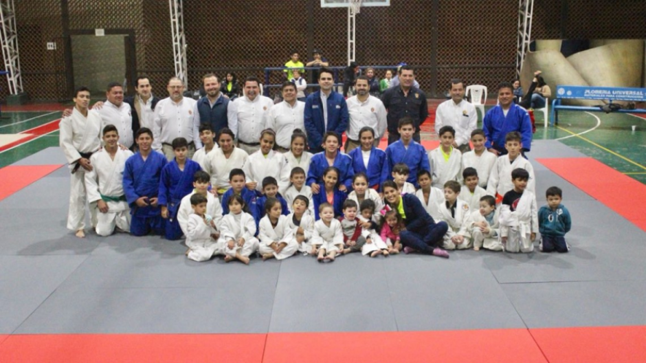 Entregan tatami a deportistas de Judo