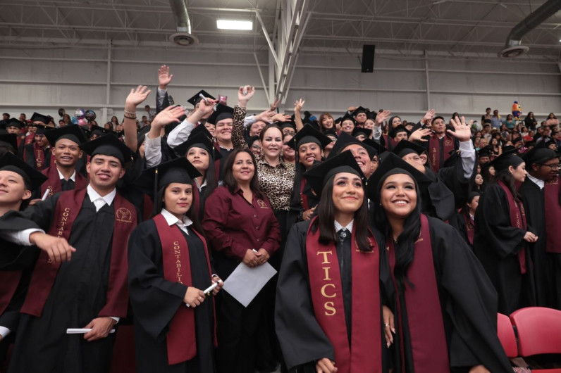 Se gradúan mil 200 estudiantes de preparatorias municipales 