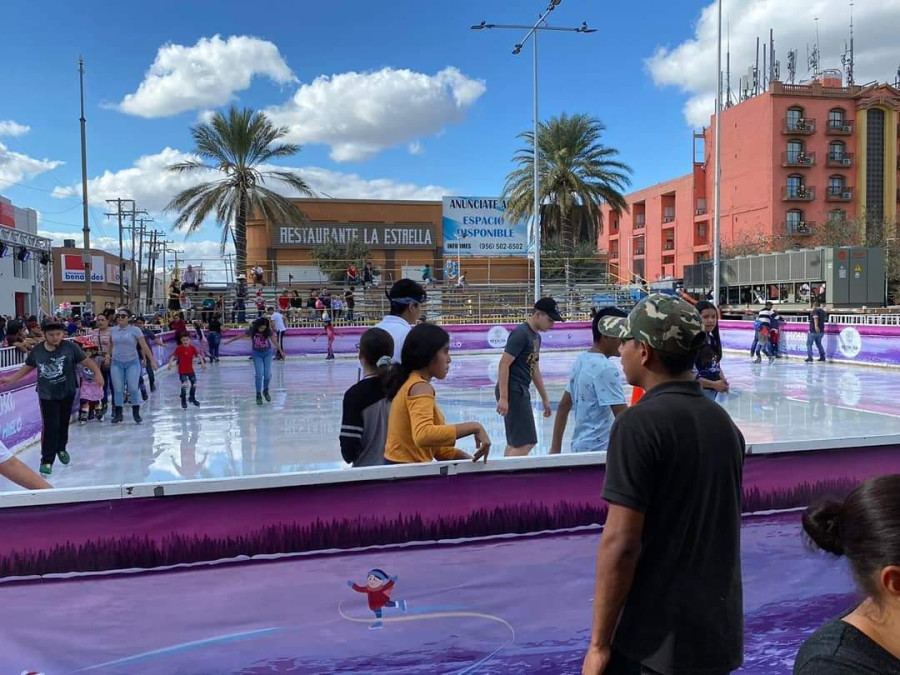 Familias disfrutan pista Reynosa Sobre Hielo