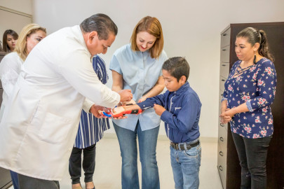 DIF Tamaulipas referente a nivel nacional e internacional con la entrega de prótesis elaborada con impresora 3D