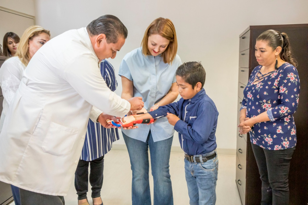 DIF Tamaulipas referente a nivel nacional e internacional con la entrega de prótesis elaborada con impresora 3D