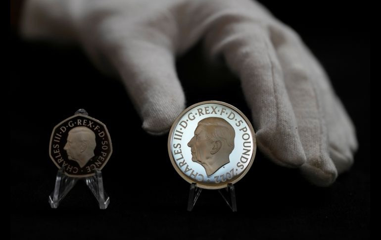 Presentan primeras monedas con el retrato del rey Carlos III