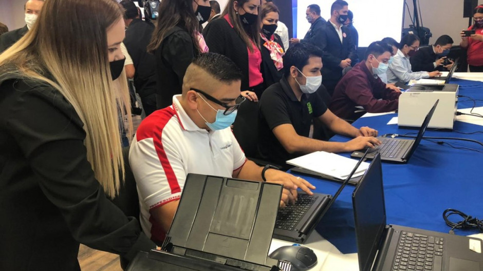 Inaugura Maki registro para becas de titulación