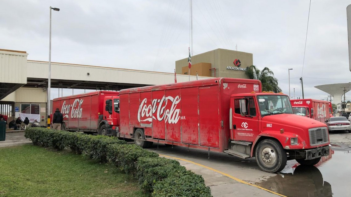 Continúa la huelga en la Coca-Cola; consumidores reportan desabasto de refresco