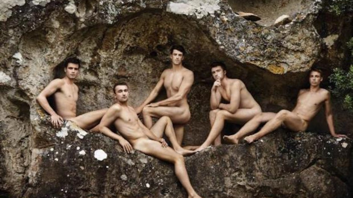 Remeros desnudos para luchar contra la homofobia