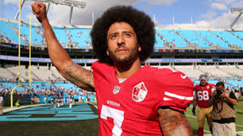 Colin Kaepernick demanda a la NFL